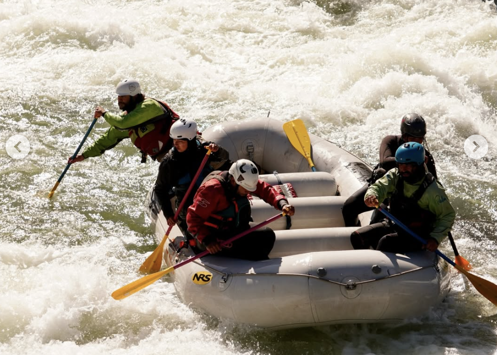 Instructores de ChileRíos en balsa de rafting